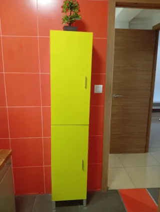 Mueble de baño amarillo