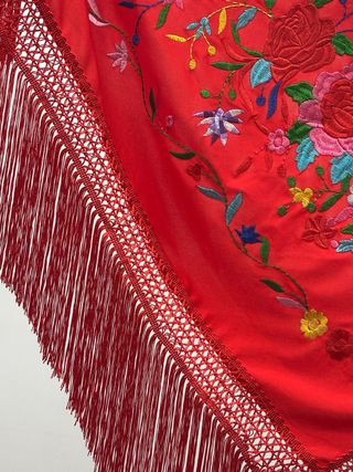 Mantón rojo bordado flores multicolor
