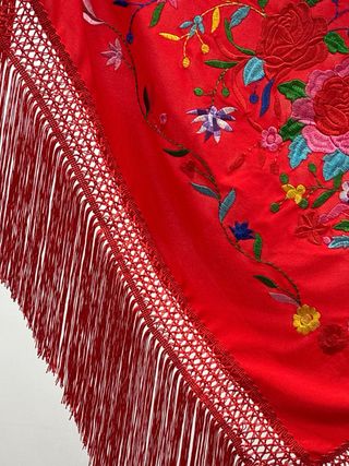 Mantón rojo bordado flores multicolor