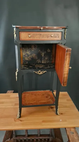 Mesilla de noche francesa con marquetería