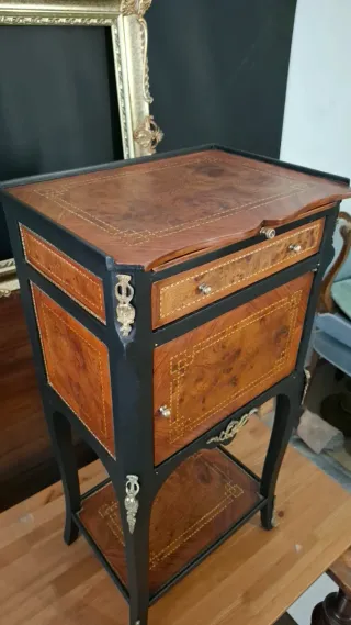 Mesilla de noche francesa con marquetería