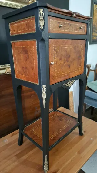 Mesilla de noche francesa con marquetería