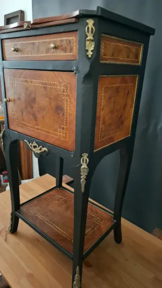 Mesilla de noche francesa con marquetería