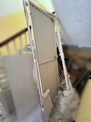 Puerta metálica blanca