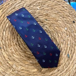 Corbata azul con anclas