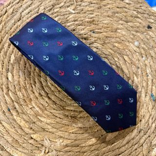 Corbata azul con anclas