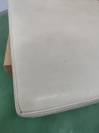 Taburete de roble con asiento de cuero