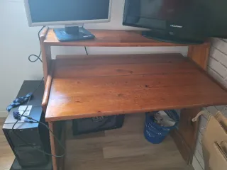 Escritorio de madera marrón