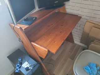 Escritorio de madera marrón