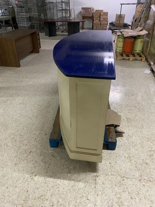 Mostrador curvo con tapa de Silestone