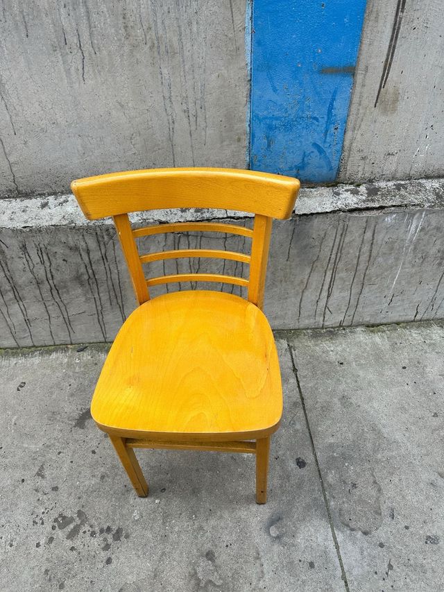 15 Silla de madera color mostaza