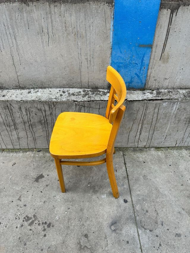 15 Silla de madera color mostaza