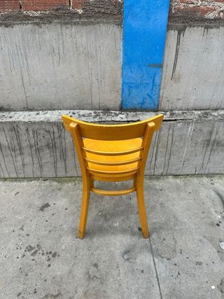 15 Silla de madera color mostaza