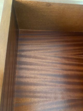 Mesita de dormitorio de madera.