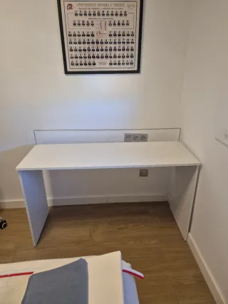 Escritorio blanco moderno con enchufe