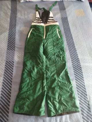 Mono de nieve verde con cremallera