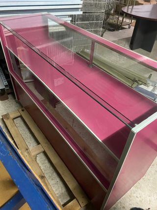 Mostrador rosa con cristal