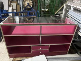 Mostrador rosa con cristal