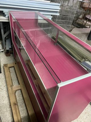 Mostrador rosa con cristal