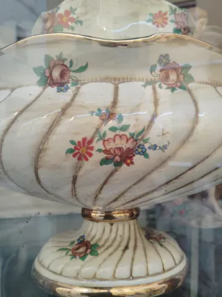 Sopera de porcelana con flores