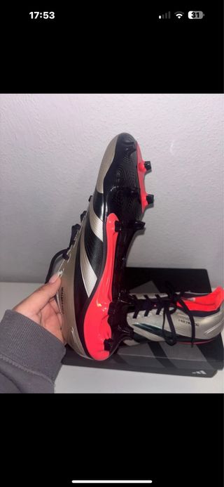 Zapatos de fútbol Adidas plateados y rojos