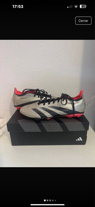 Zapatos de fútbol Adidas plateados y rojos