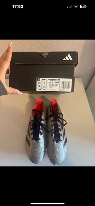 Zapatos de fútbol Adidas plateados y rojos