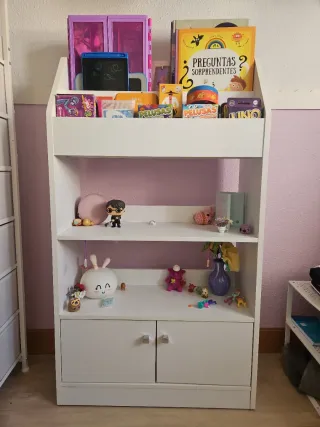 Librería infantil blanca