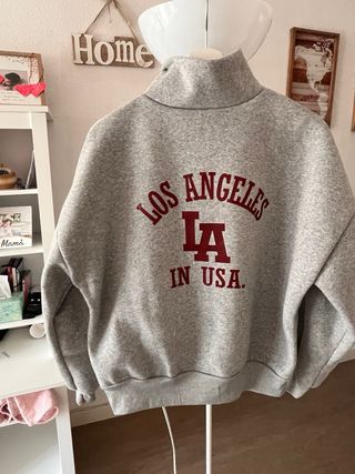 Sudadera gris con cremallera