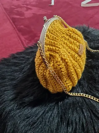 Bolso de mano tejido dorado con cadena