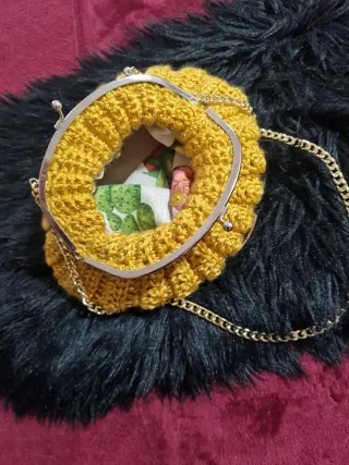 Bolso de mano tejido dorado con cadena