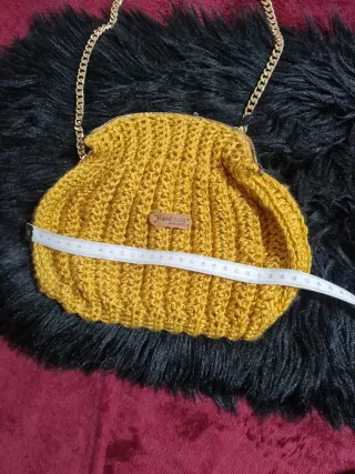 Bolso de mano tejido dorado con cadena