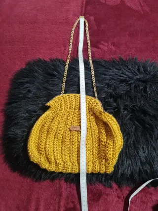 Bolso de mano tejido dorado con cadena