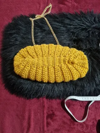 Bolso de mano tejido dorado con cadena