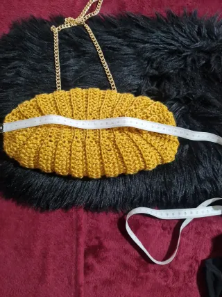 Bolso de mano tejido dorado con cadena