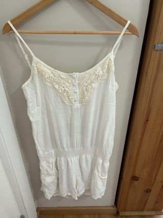 Mono corto blanco boho con encaje y tirantes