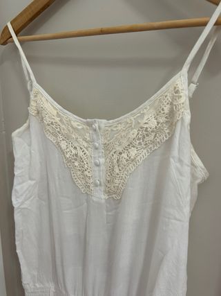Mono corto blanco boho con encaje y tirantes