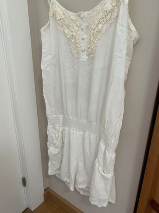 Mono corto blanco boho con encaje y tirantes
