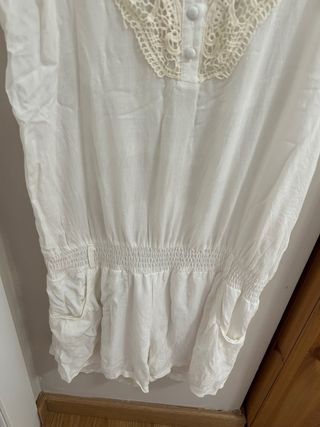 Mono corto blanco boho con encaje y tirantes