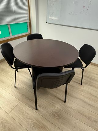 Mesa redonda con 4 sillas