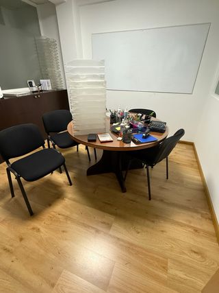 Mesa redonda con 4 sillas negras