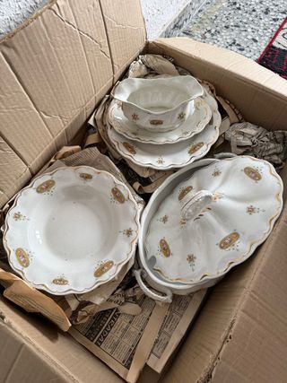 Vajilla de porcelana antigua con detalles dorados