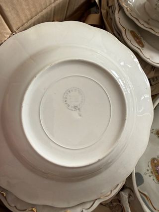 Vajilla de porcelana antigua con detalles dorados
