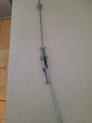 Cerradura de ventana metálica