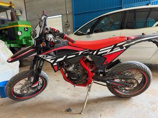 Moto 50cc Supermotard Negra y Roja