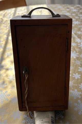 Microscopio antiguo con caja de madera