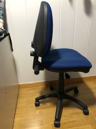 Silla de oficina azul regulable