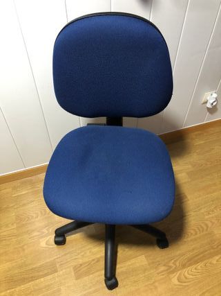 Silla de oficina azul regulable