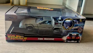 Maqueta DeLorean Regreso al Futuro II 1/24