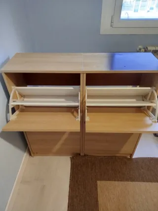 Dos zapateros de madera unidos